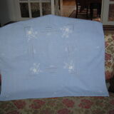Nappe bleue brodée main