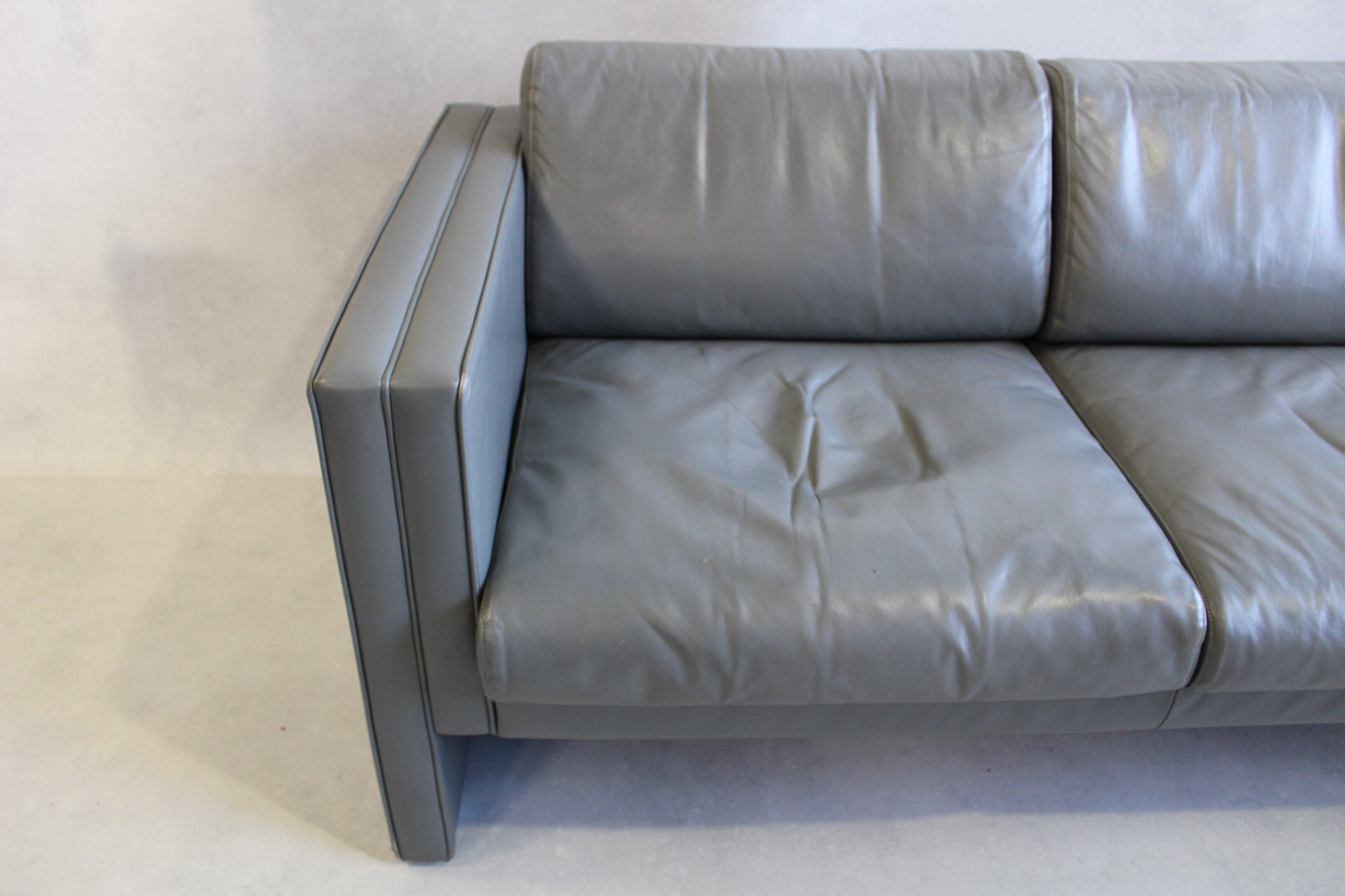 Gray leather sofa Walter Knoll, design Jürgen Lange