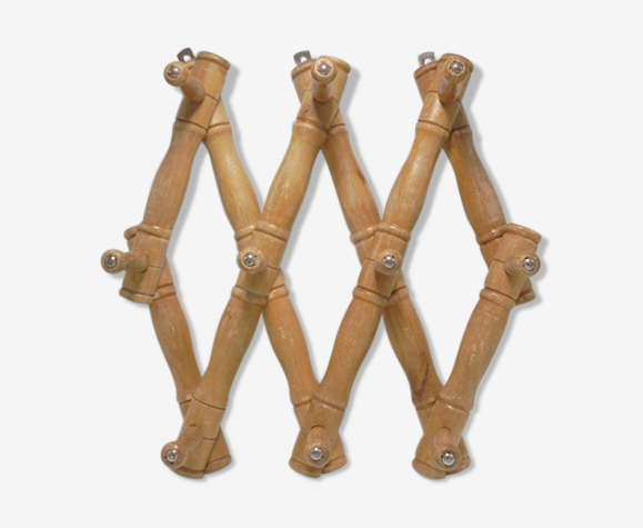 Accordion coat rack