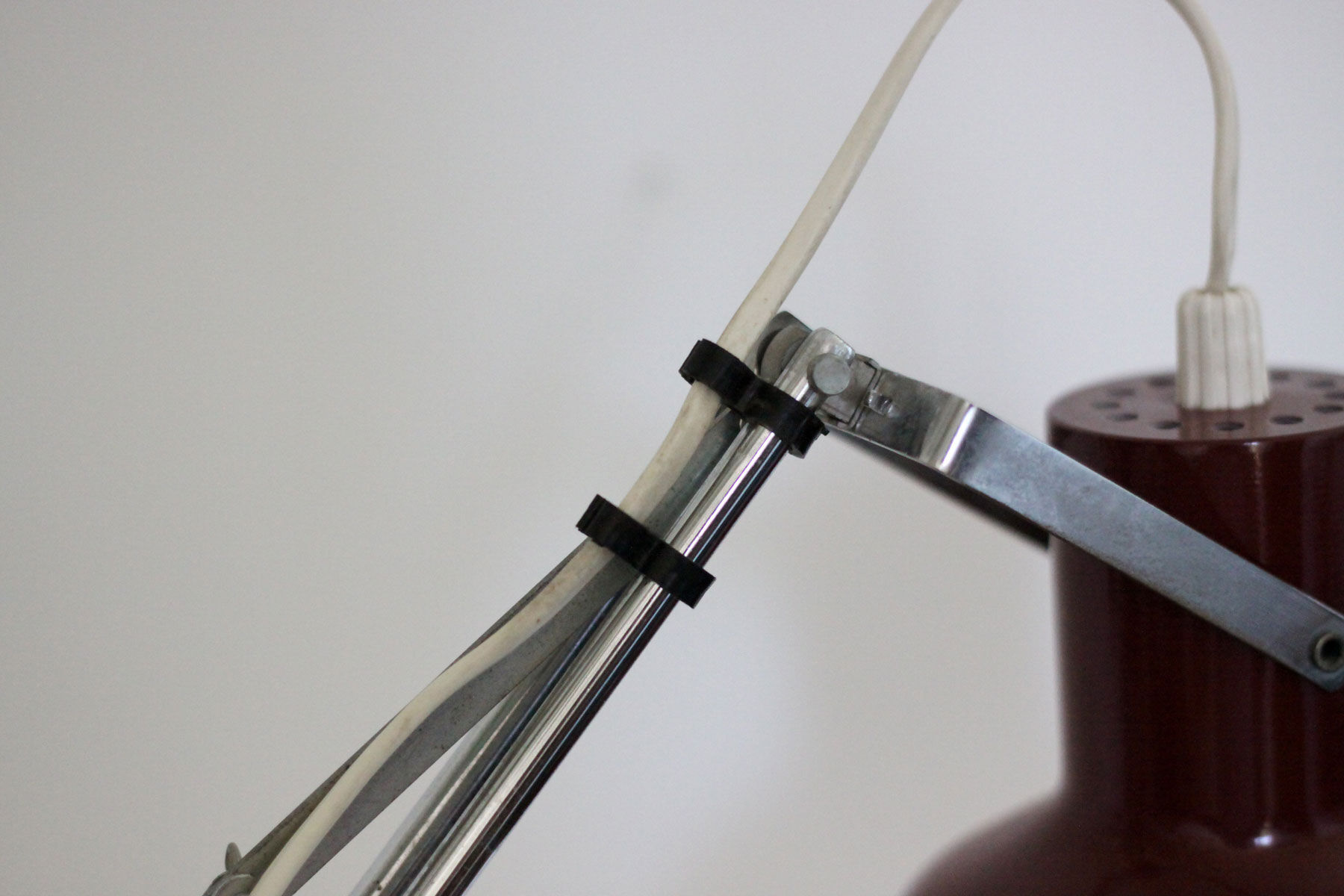 Articulated desk lamp