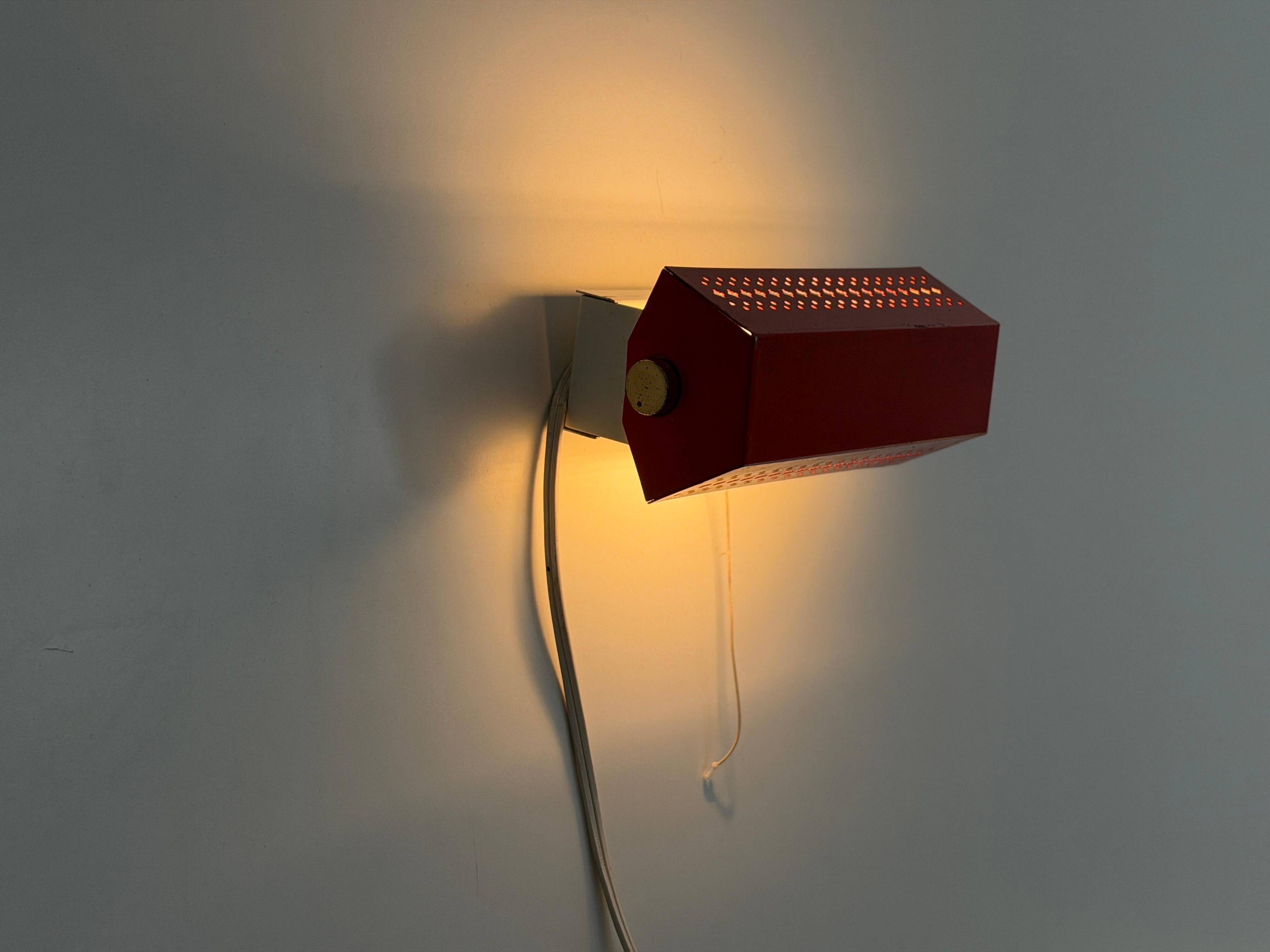 Applique en métal rouge du milieu du siècle par N Leuchten, 1960, Allemagne