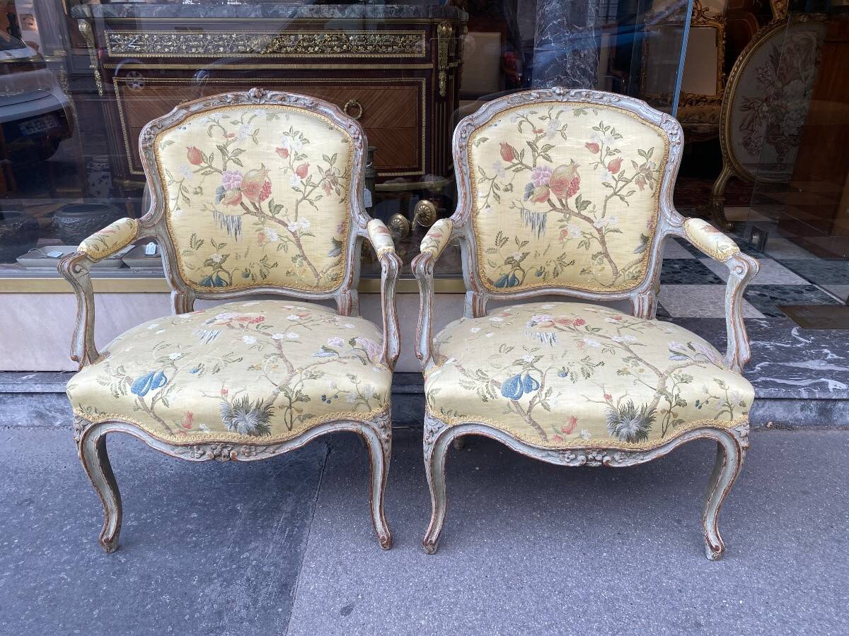Paire de fauteuils en bois laqué de style Louis XV