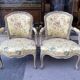 Paire de fauteuils en bois laqué de style Louis XV