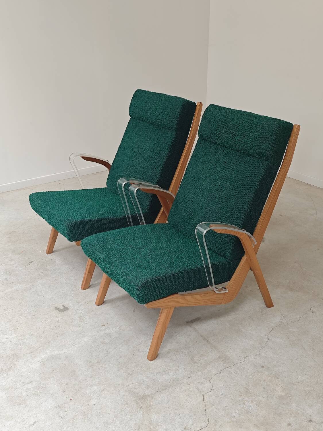 Paire de fauteuils ULUV bois et tissu vert bouclette