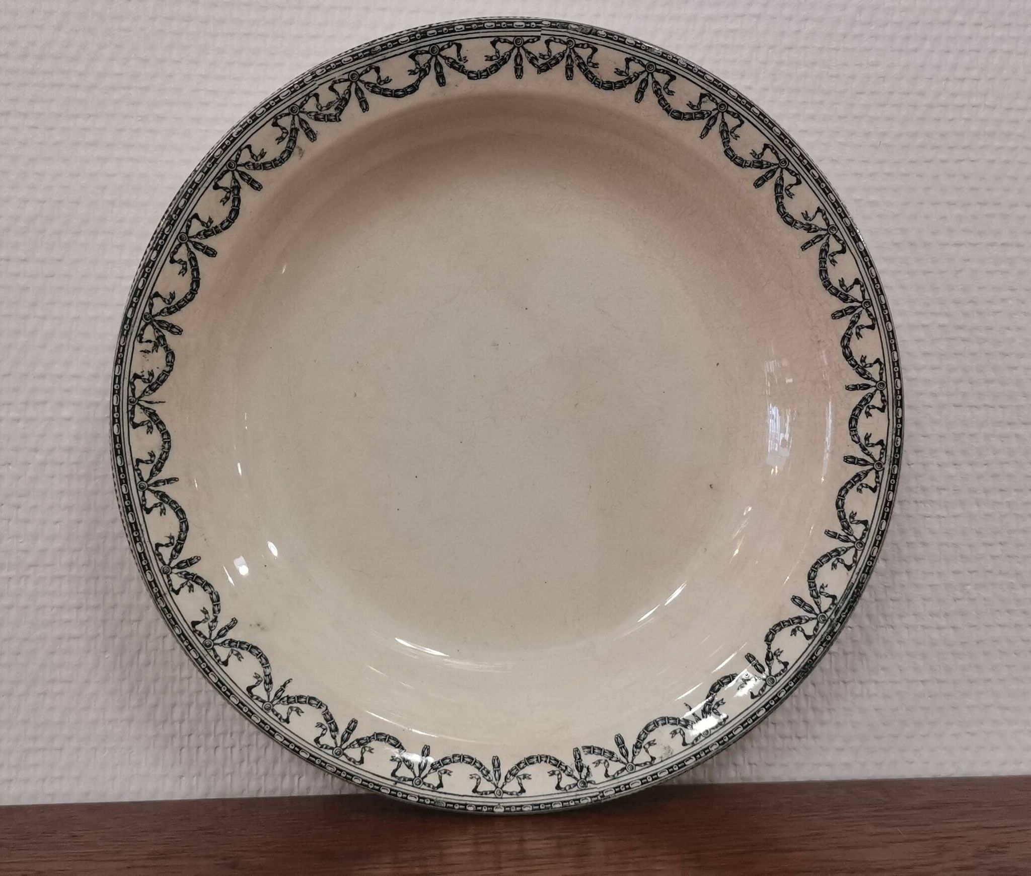 Iron earth hollow dish ec Salins, Louis XVI garlands