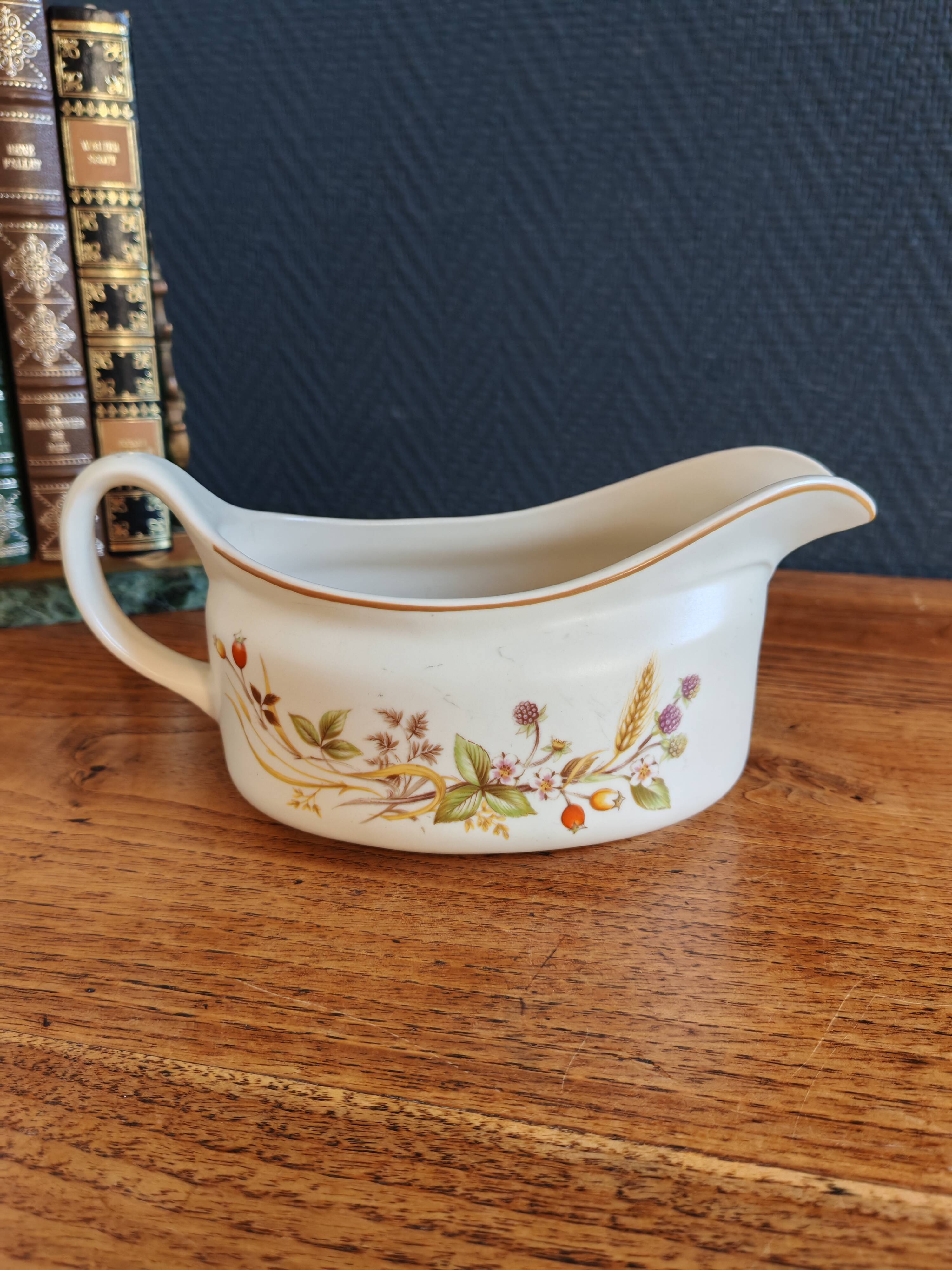 "Harvest 1418" sauceboat in English porcelain