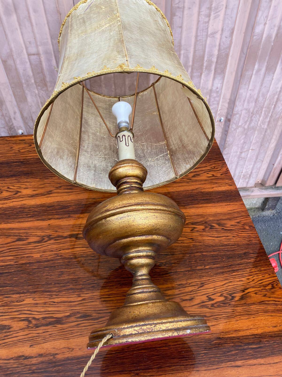 Lampe vintage pied de boule dorée
