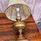 Lampe vintage pied de boule dorée