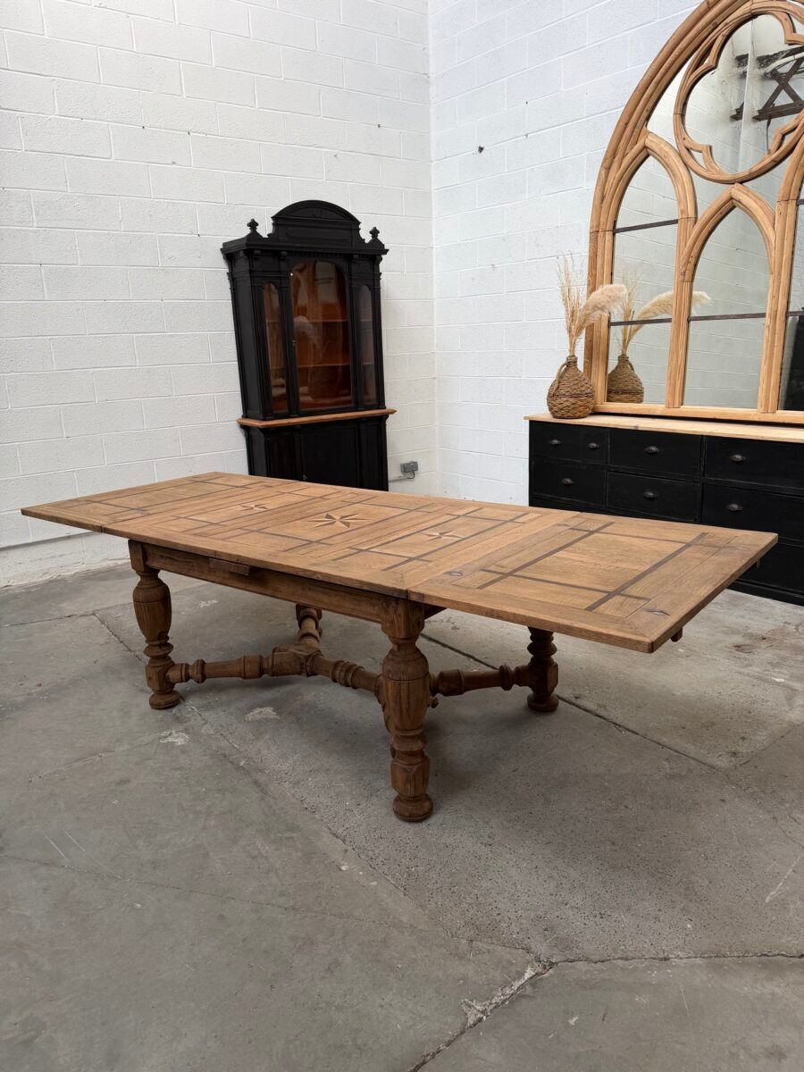 Italian table in raw oak from the 19th century.