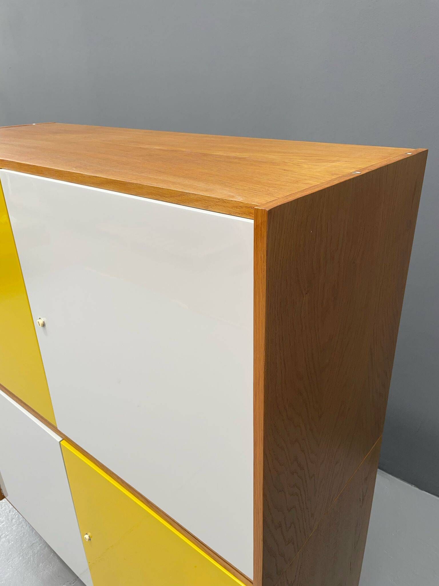Armoire U-450 en placage de chêne, variante jaune et blanc, Jiří Jiroutek pour Inte