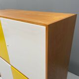 Armoire U-450 en placage de chêne, variante jaune et blanc, Jiří Jiroutek pour Inte