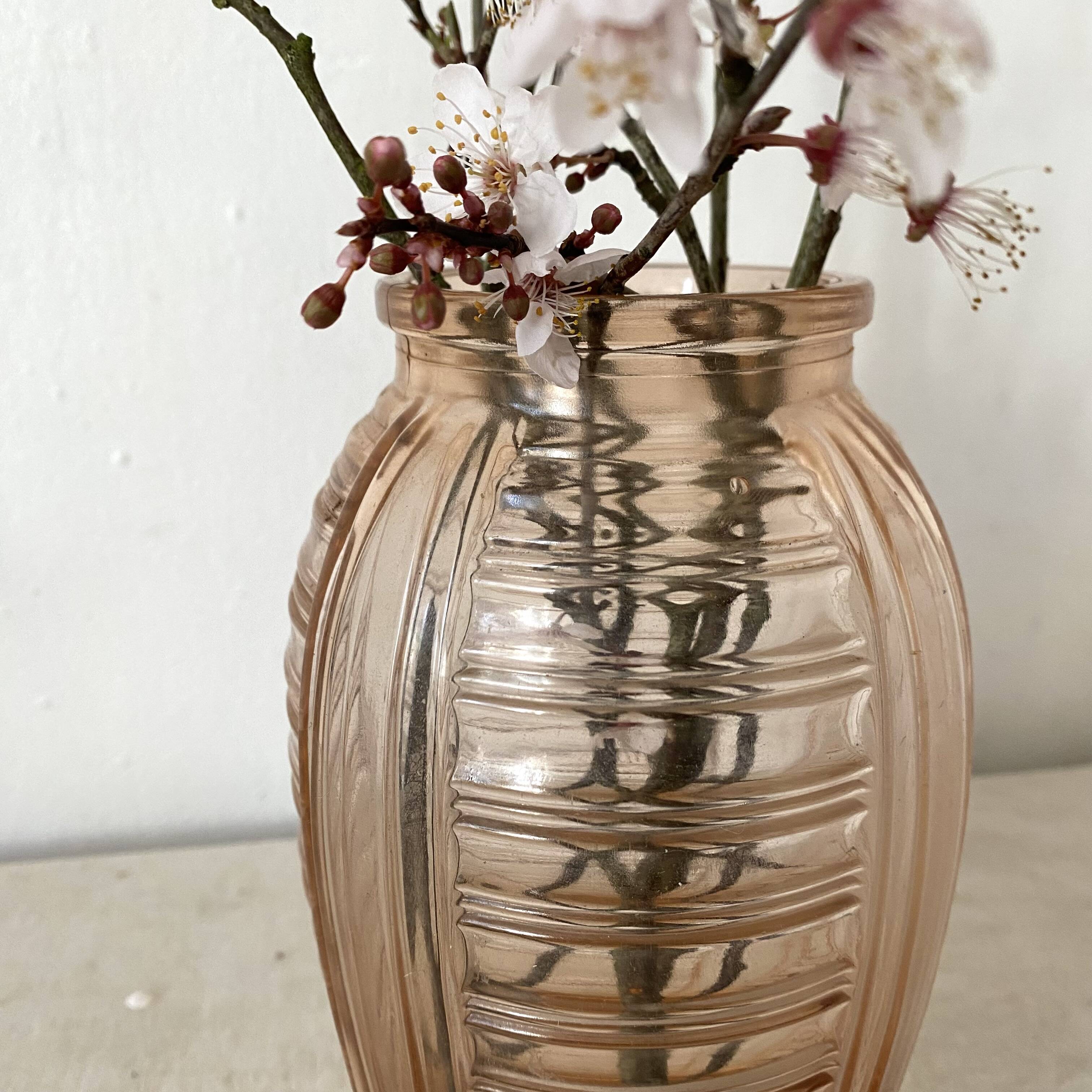 Vase art déco en verre moulé rose
