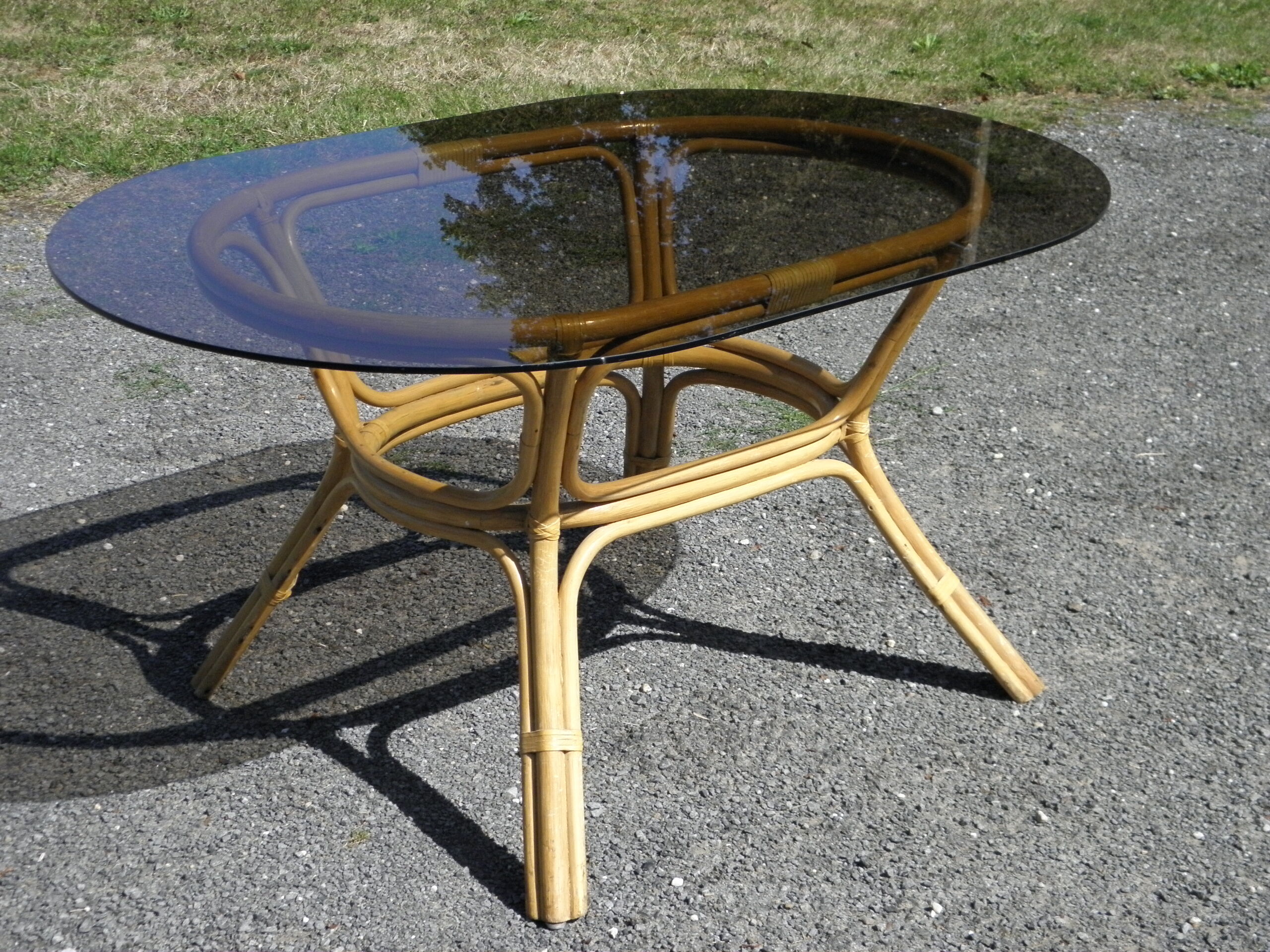 Table rattan and smoked glass 70s