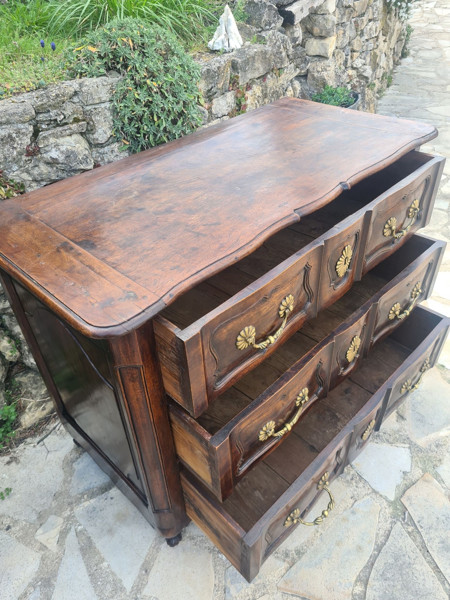 Commode arbalète en noyer époque 18ème siècle