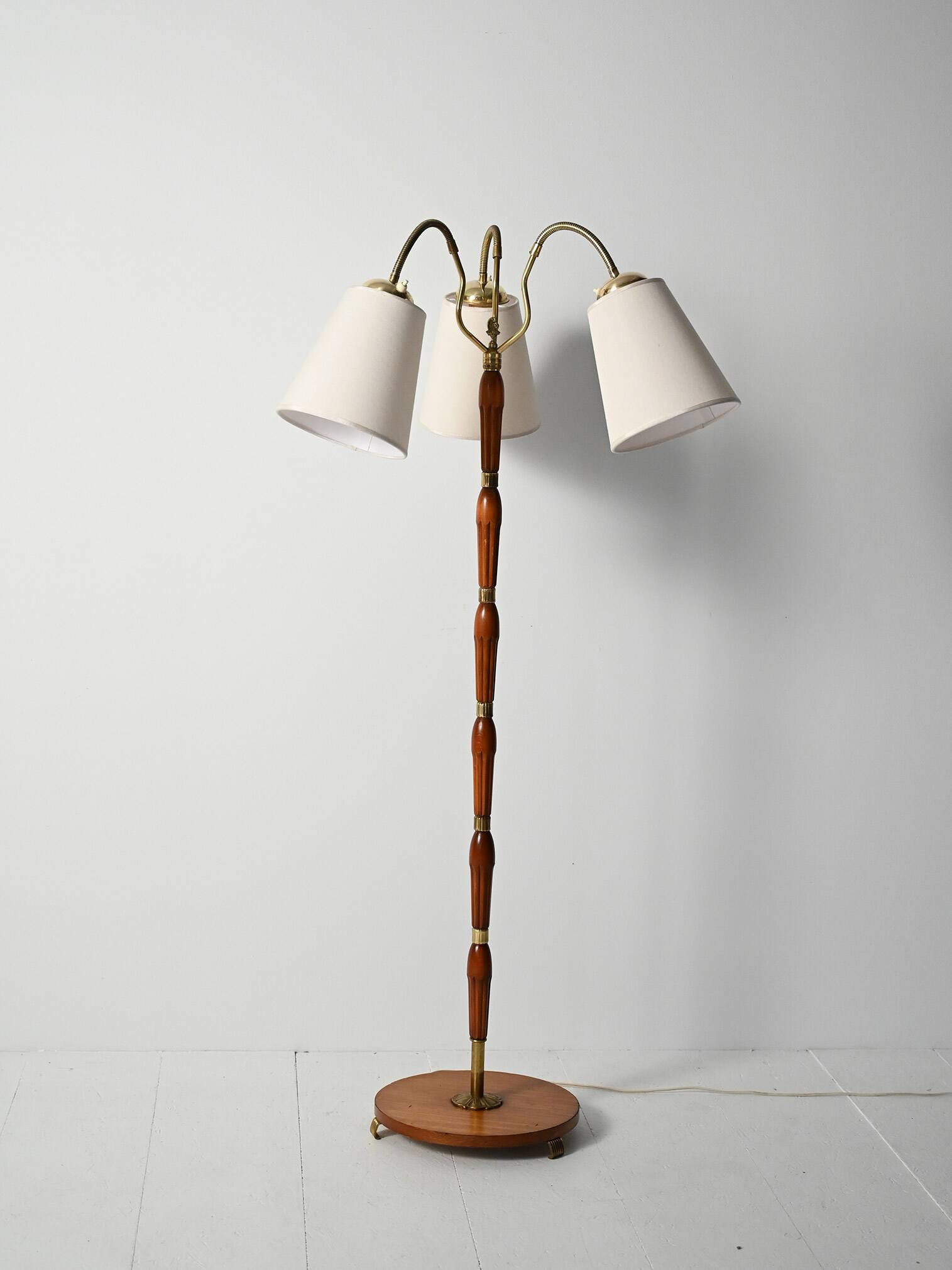 Lampadaire à trois bras en teck et laiton, Scandinavie, années 1940-1950
