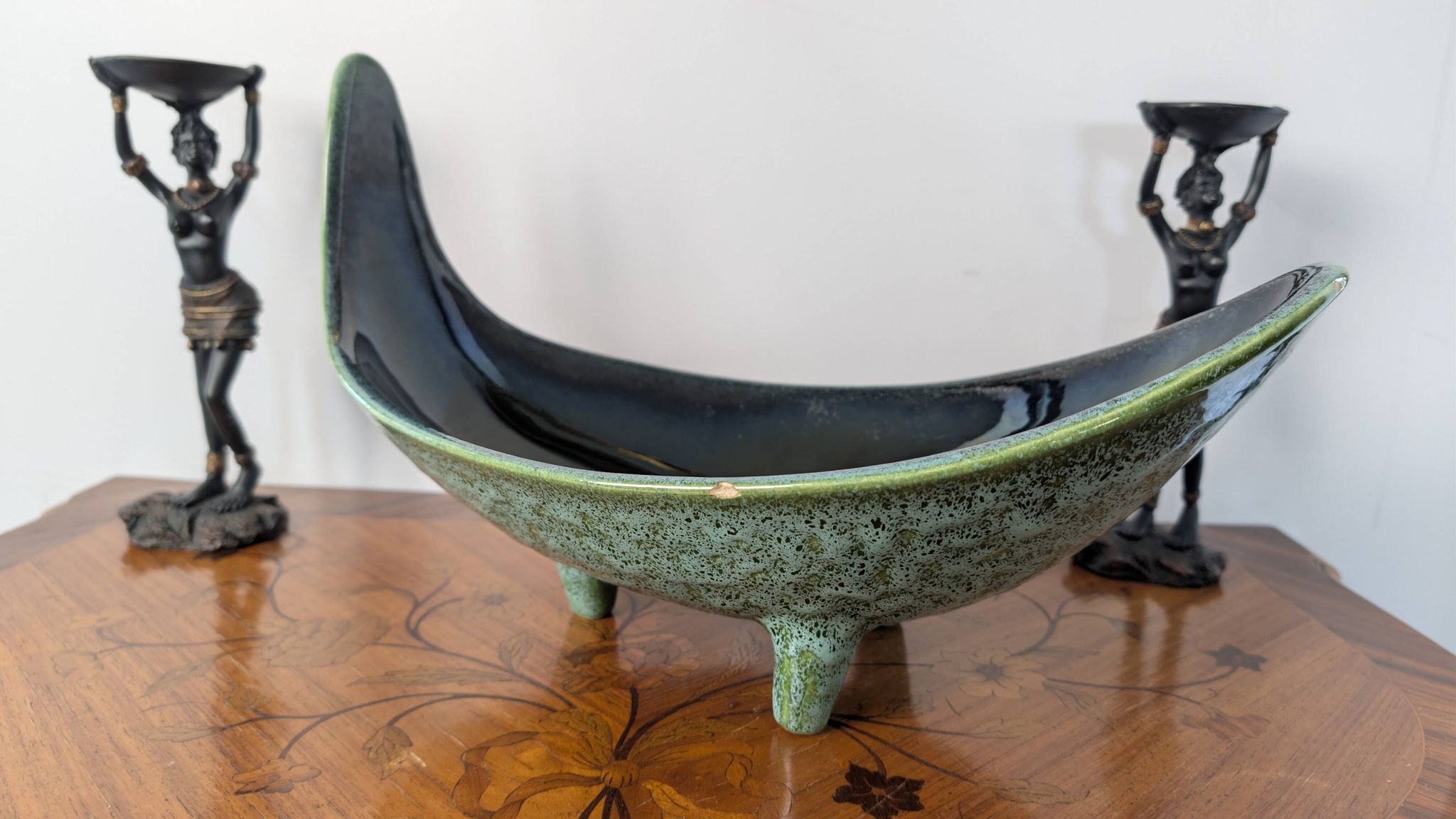 Large sculptural tripod bowl Ceramidi – Black/green glazed ceramic