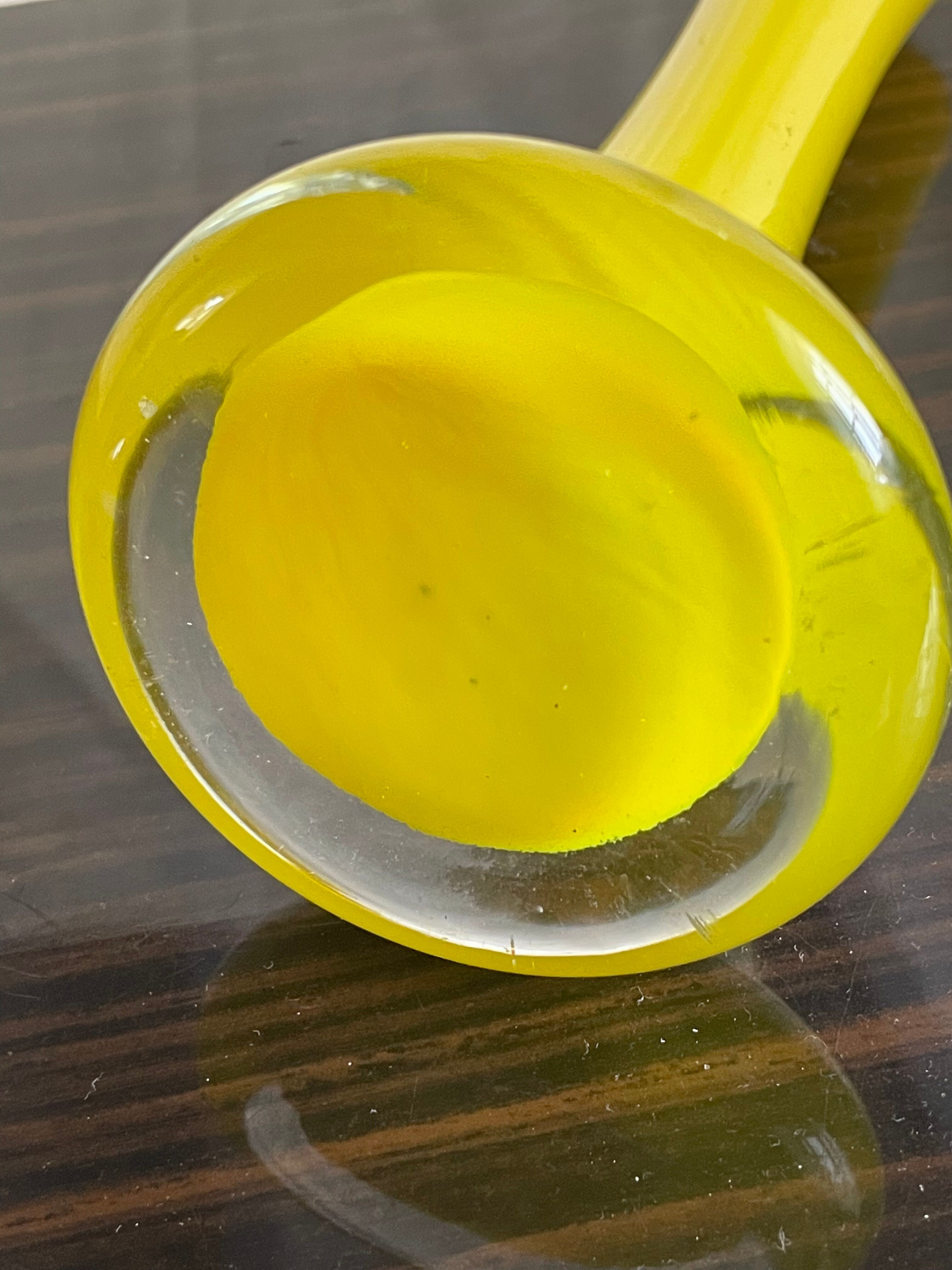 Soliflore jaune avec décor feuille en verre transparent