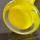 Soliflore jaune avec décor feuille en verre transparent