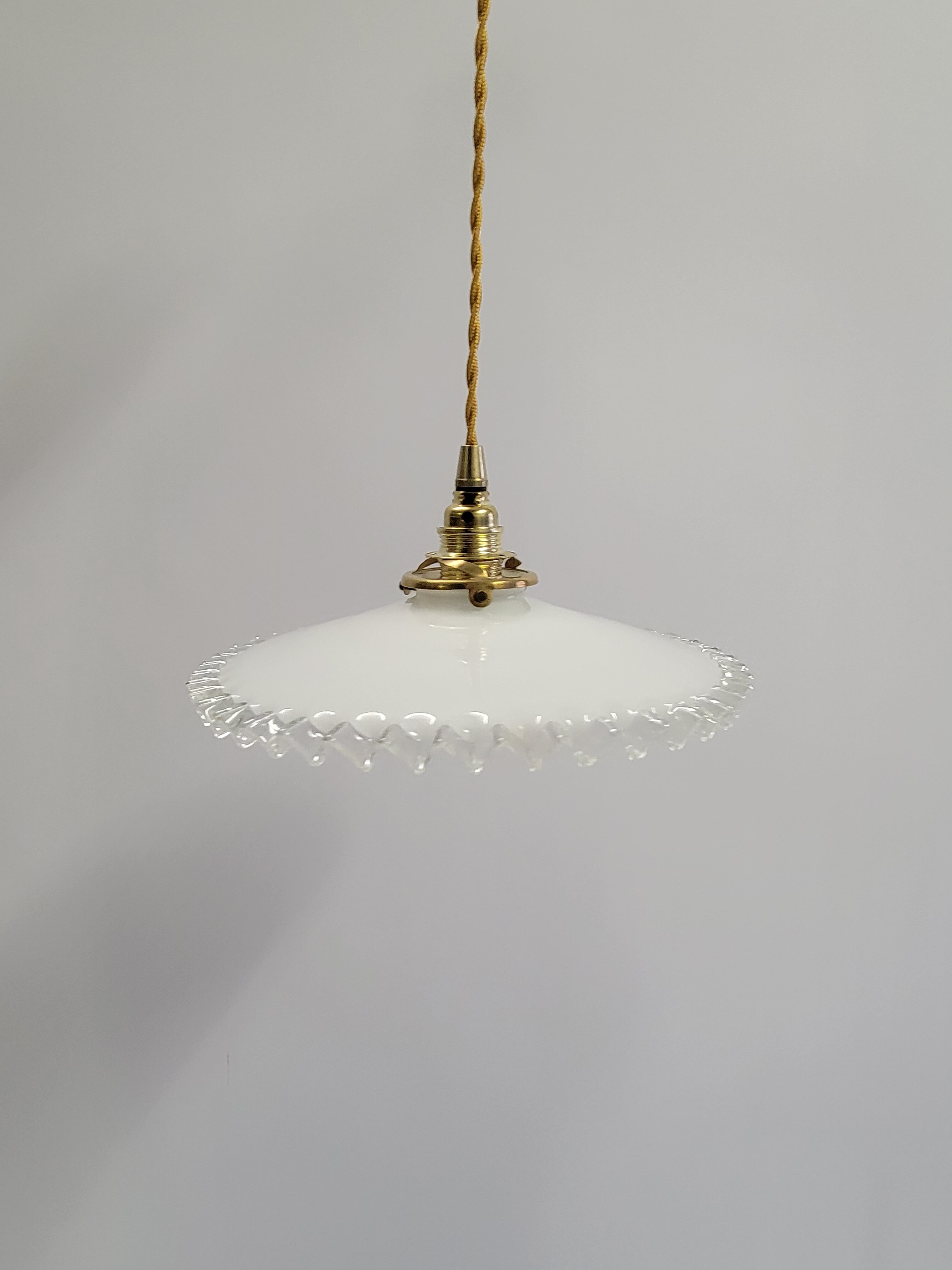 Serrated opaline suspension