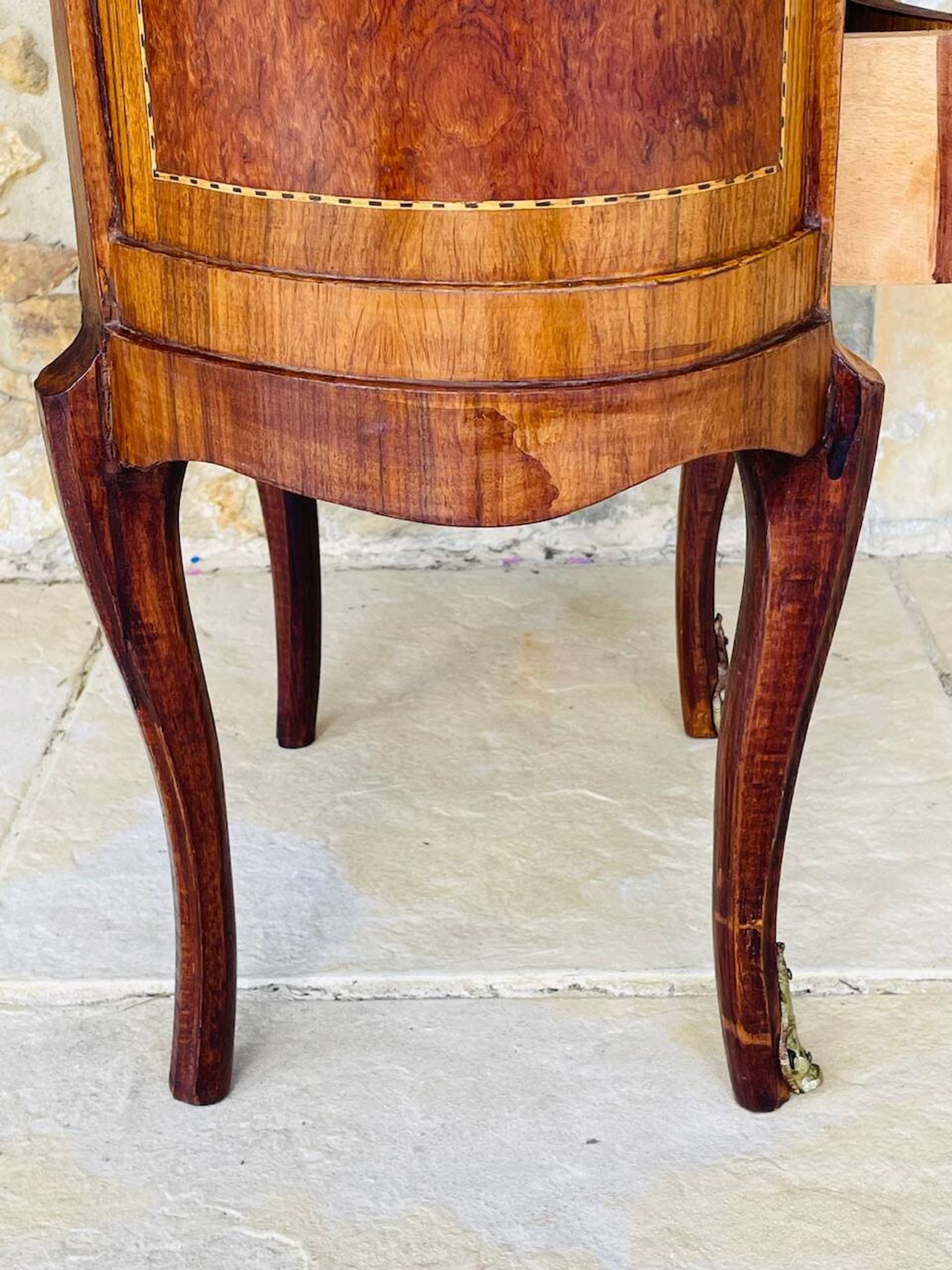 Commode style Louis XV en loupe d'orme et noyer