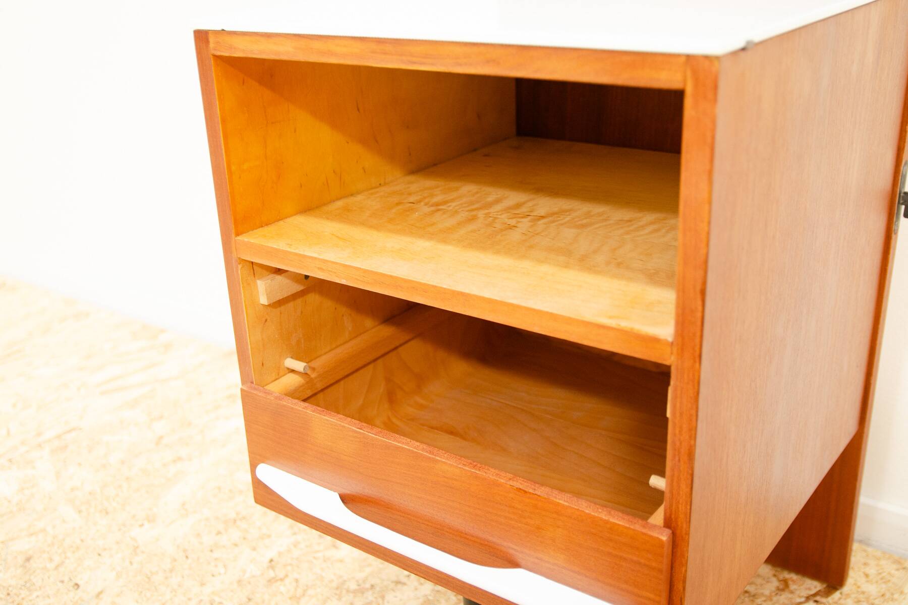 Table de nuit du milieu du siècle entièrement rénovée par Mojmír Požár, années 1960, Tchécoslovaquie