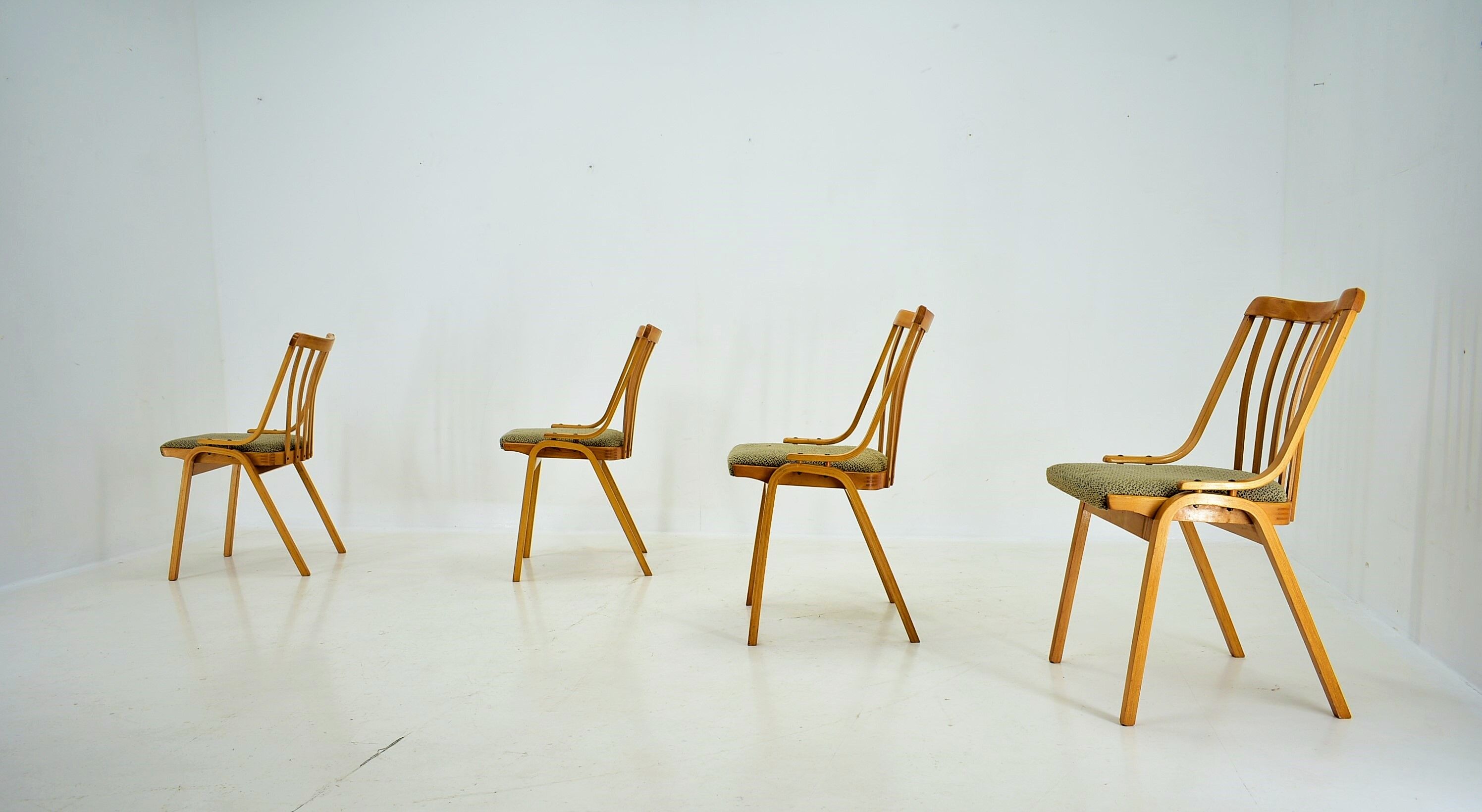 Ensemble de 4 chaises de salle à manger conçu par Antonín Šuman, années 1960