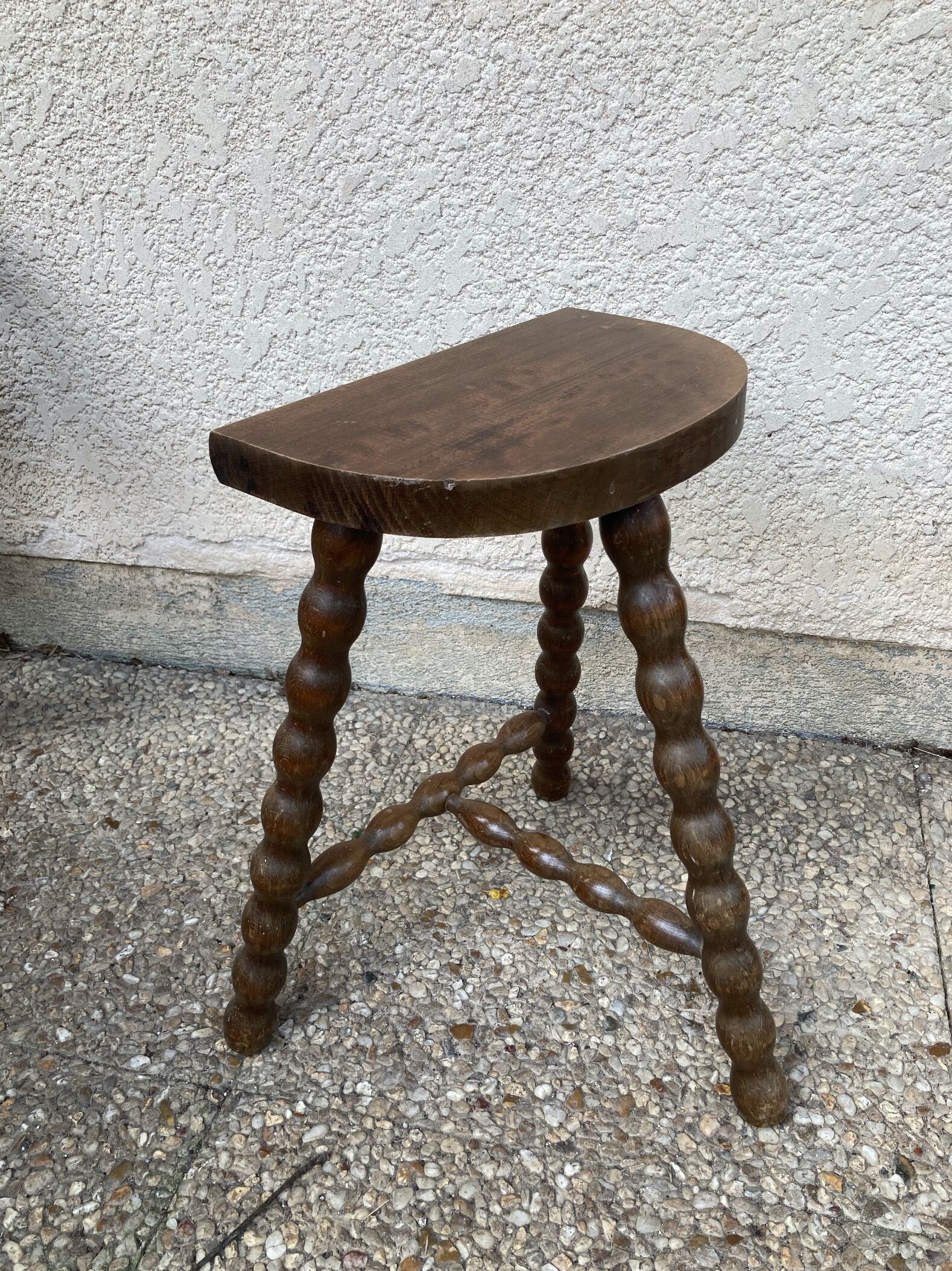 Half-moon pearl tripod stool