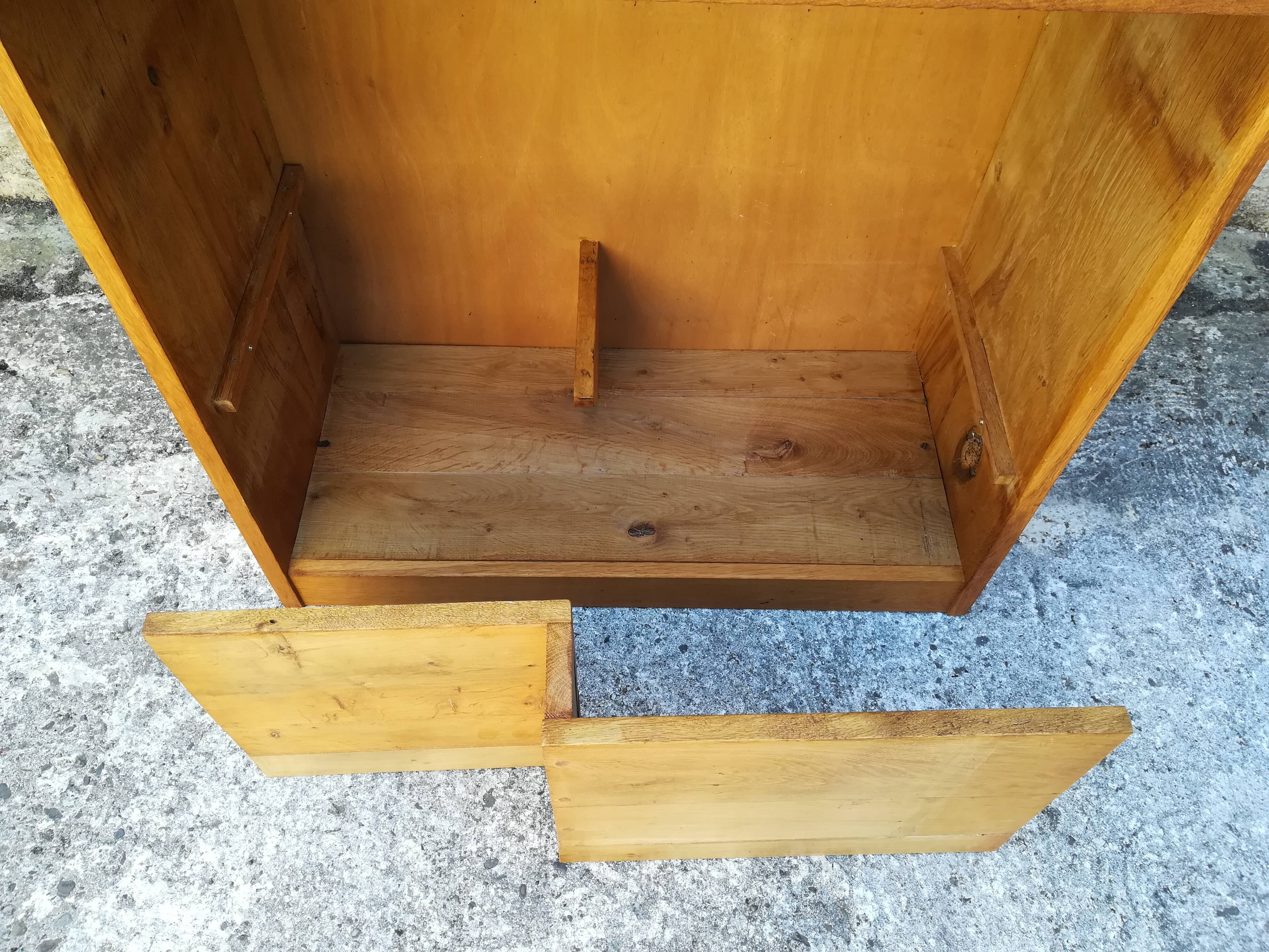 Buffet with sliding doors