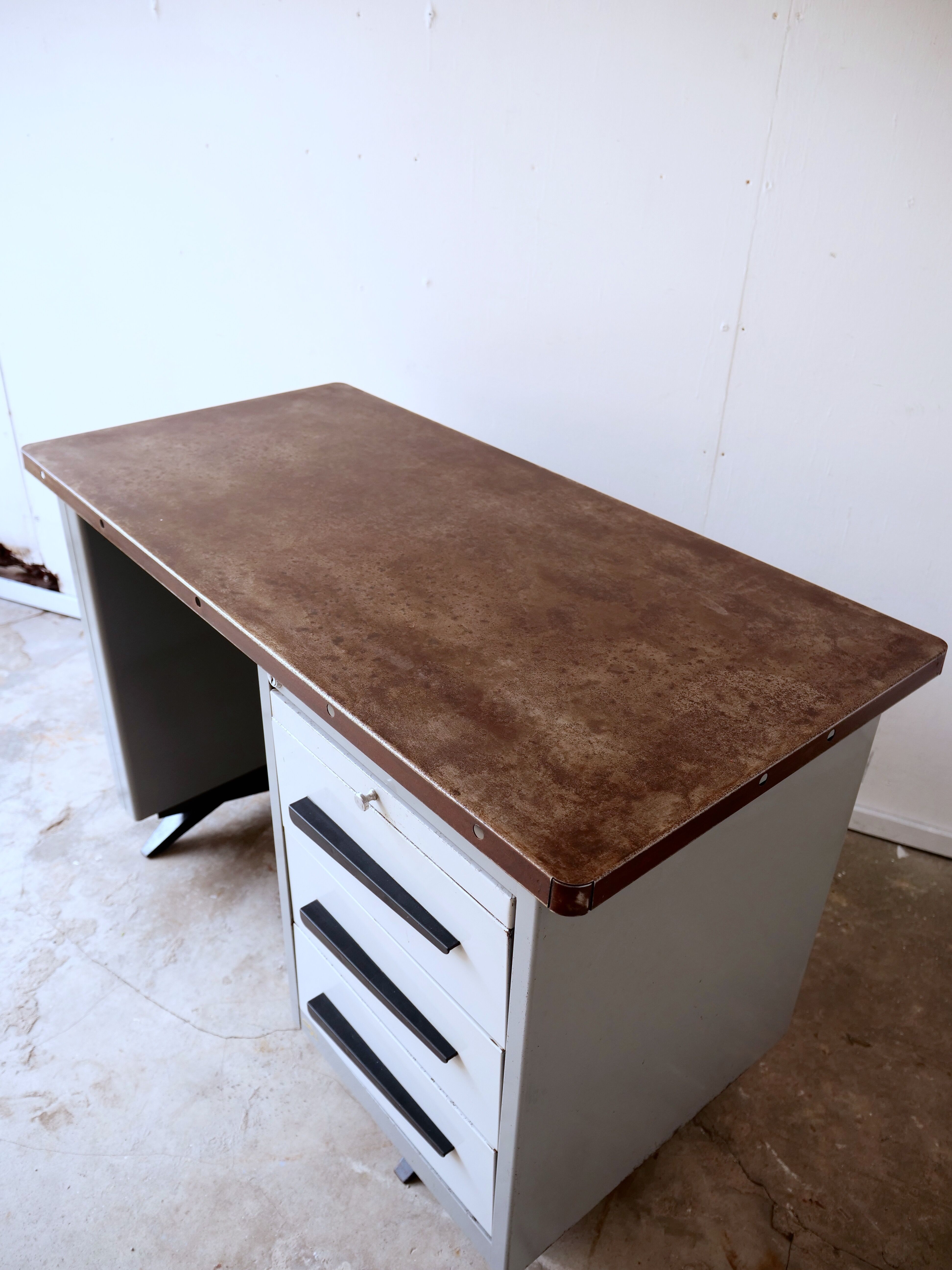 Bureau geomètrique de style industriel sansen