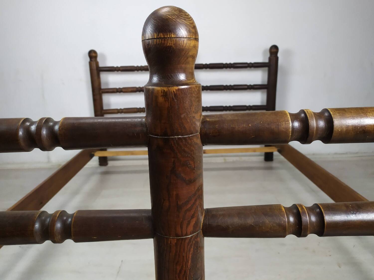 Lit brutaliste art déco