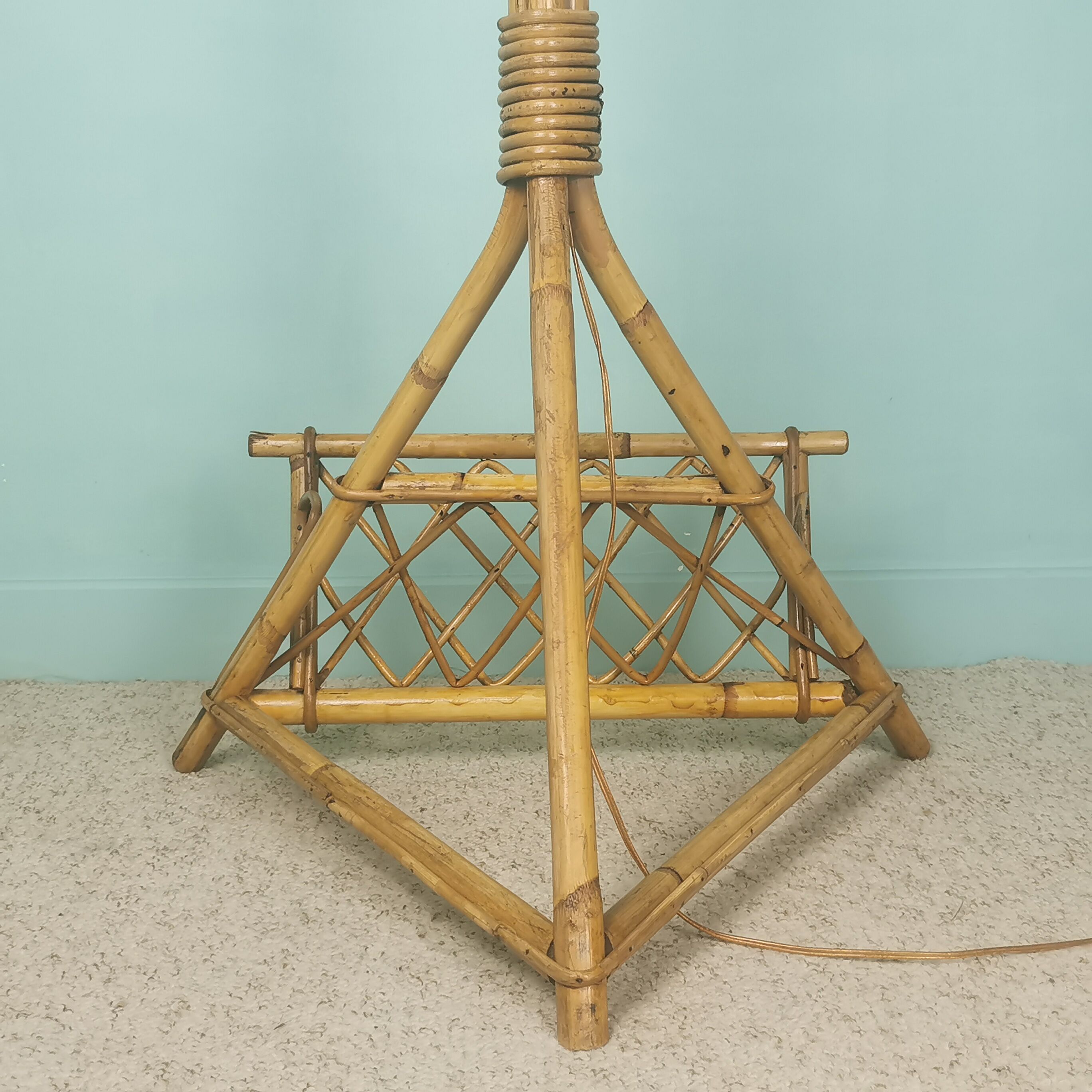 Rattan magazine lamp