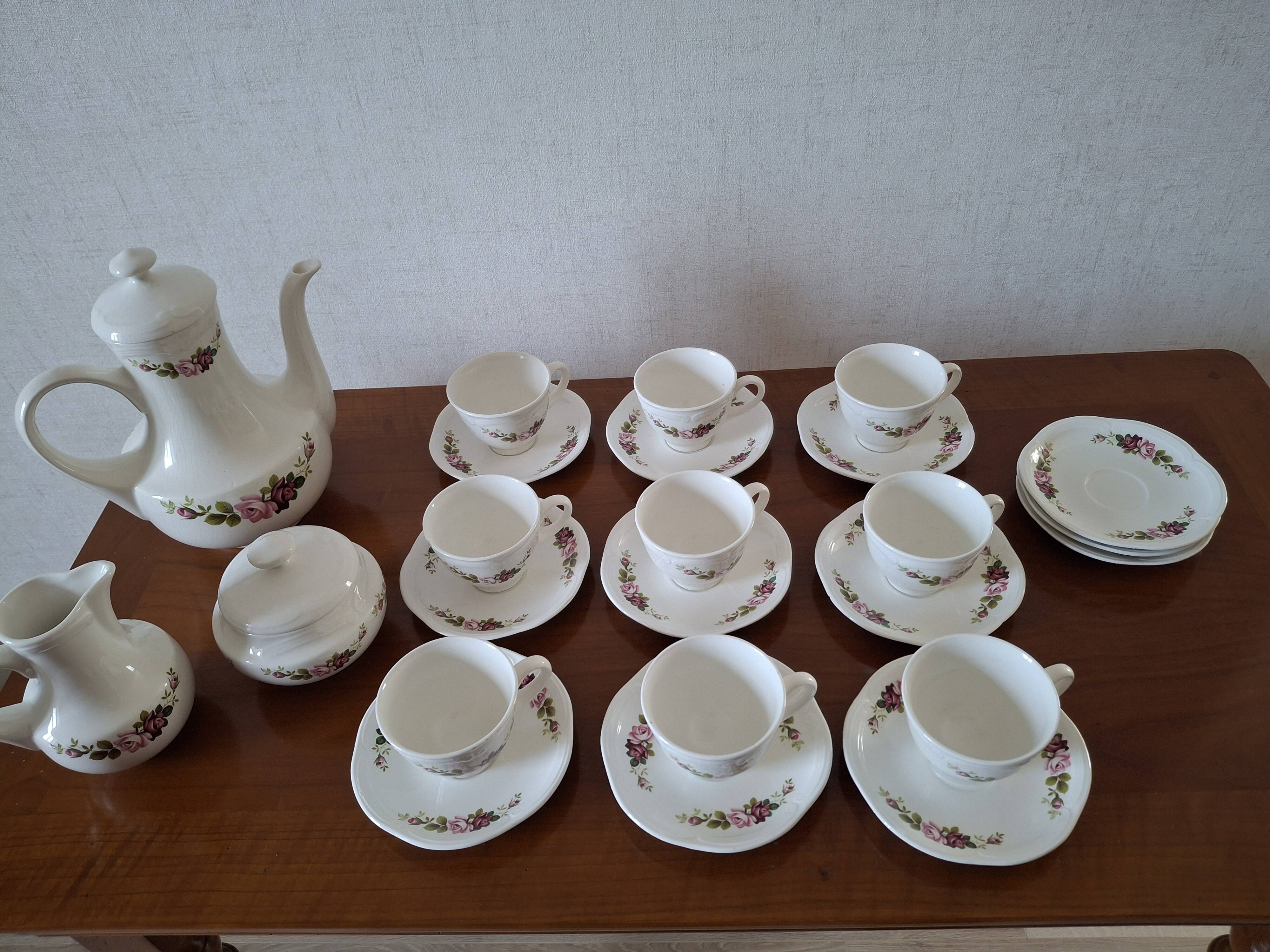 Vintage tableware service in Gien earthenware, "Champs" model with roses – An