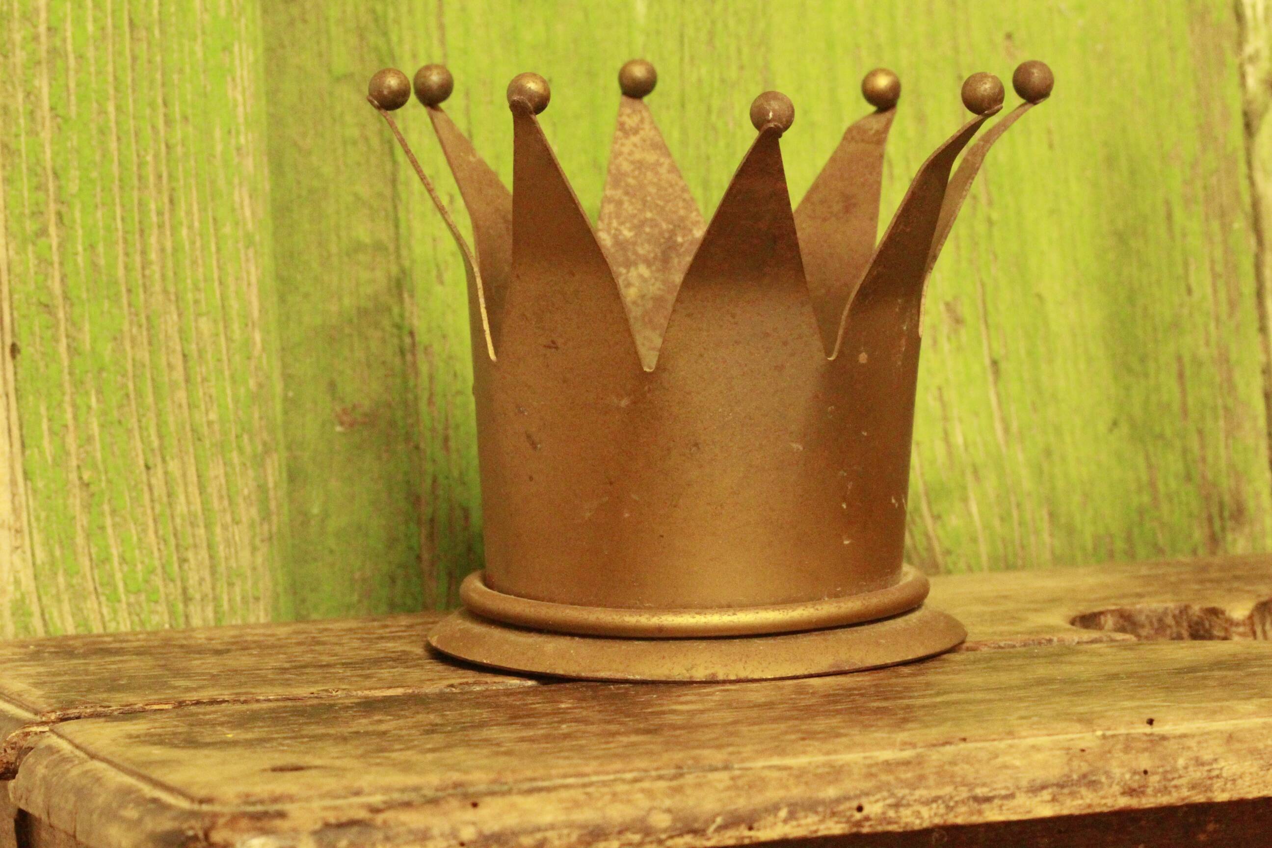 Empty pocket crown of kings