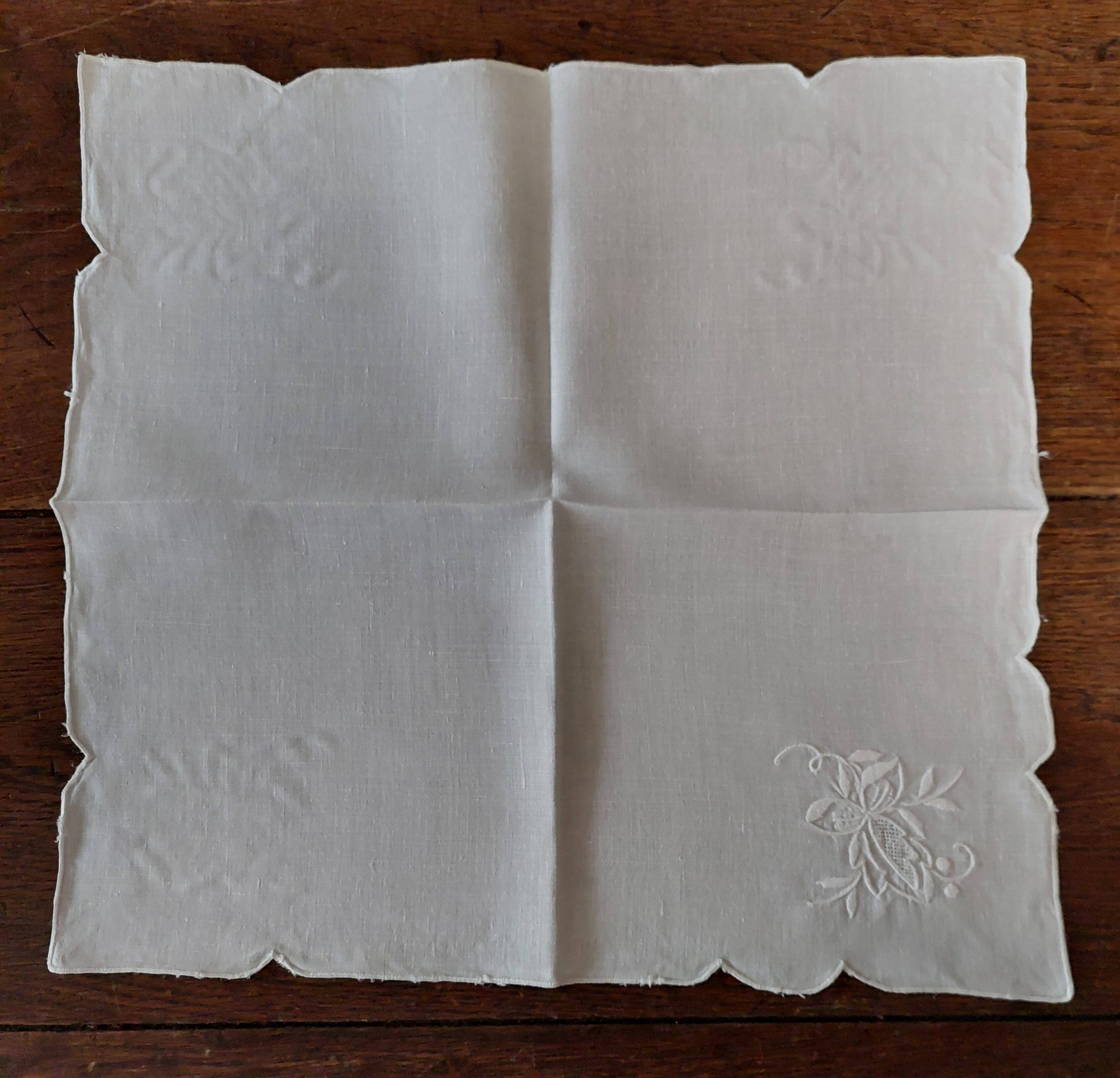 Série de huit serviettes de tables lin brodé 39 X 41 cm
