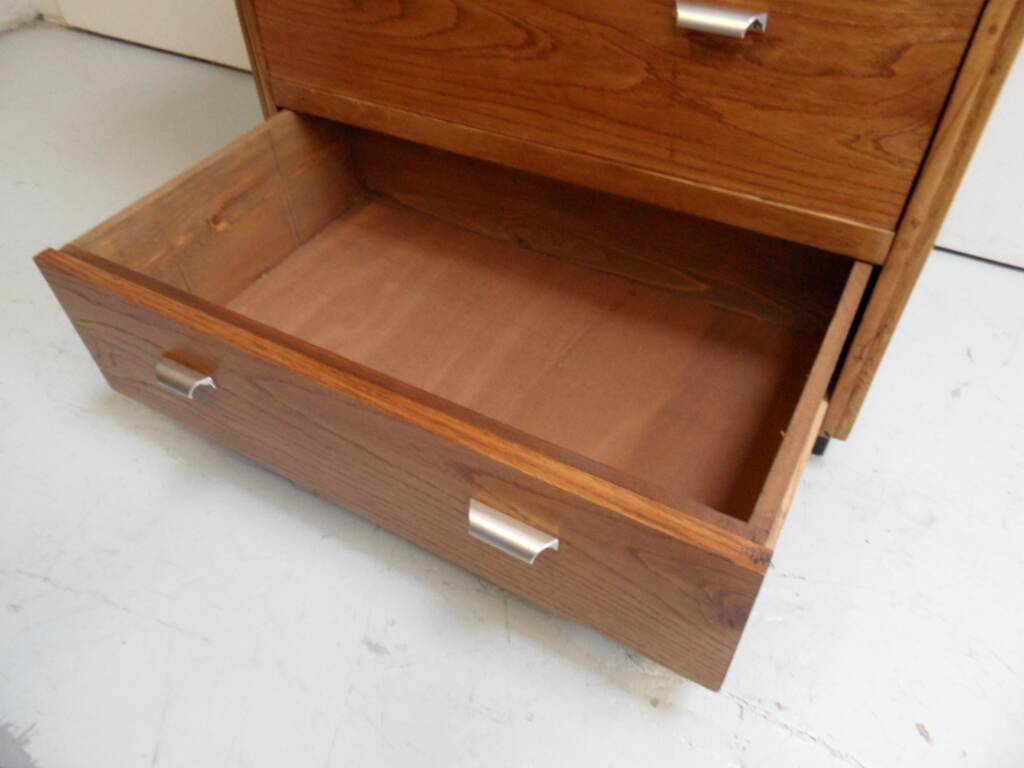 Vitrine vintage avec tiroirs