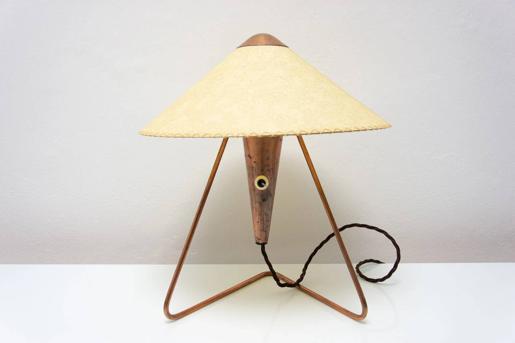 Lampe de table trépied tchèque des années 50 par Helena Frantová.