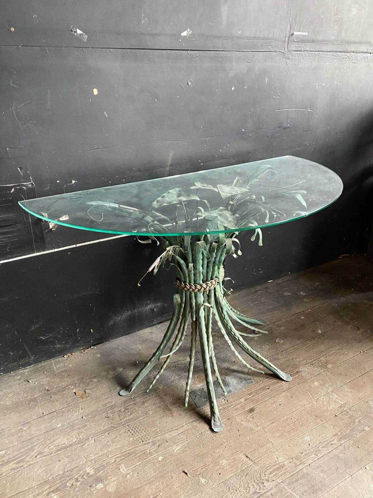 Vintage console in patinated metal with reed leaves.