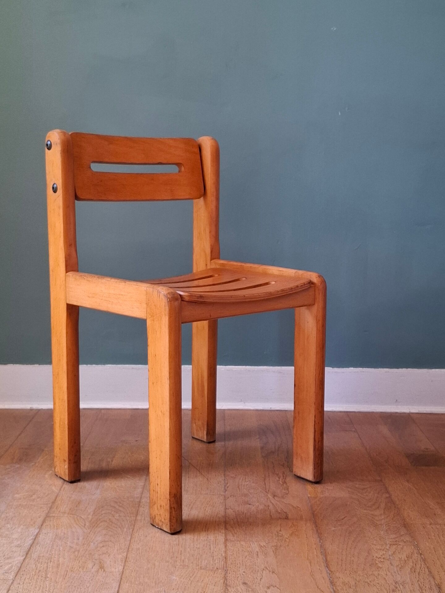 Chaise enfant moderniste
