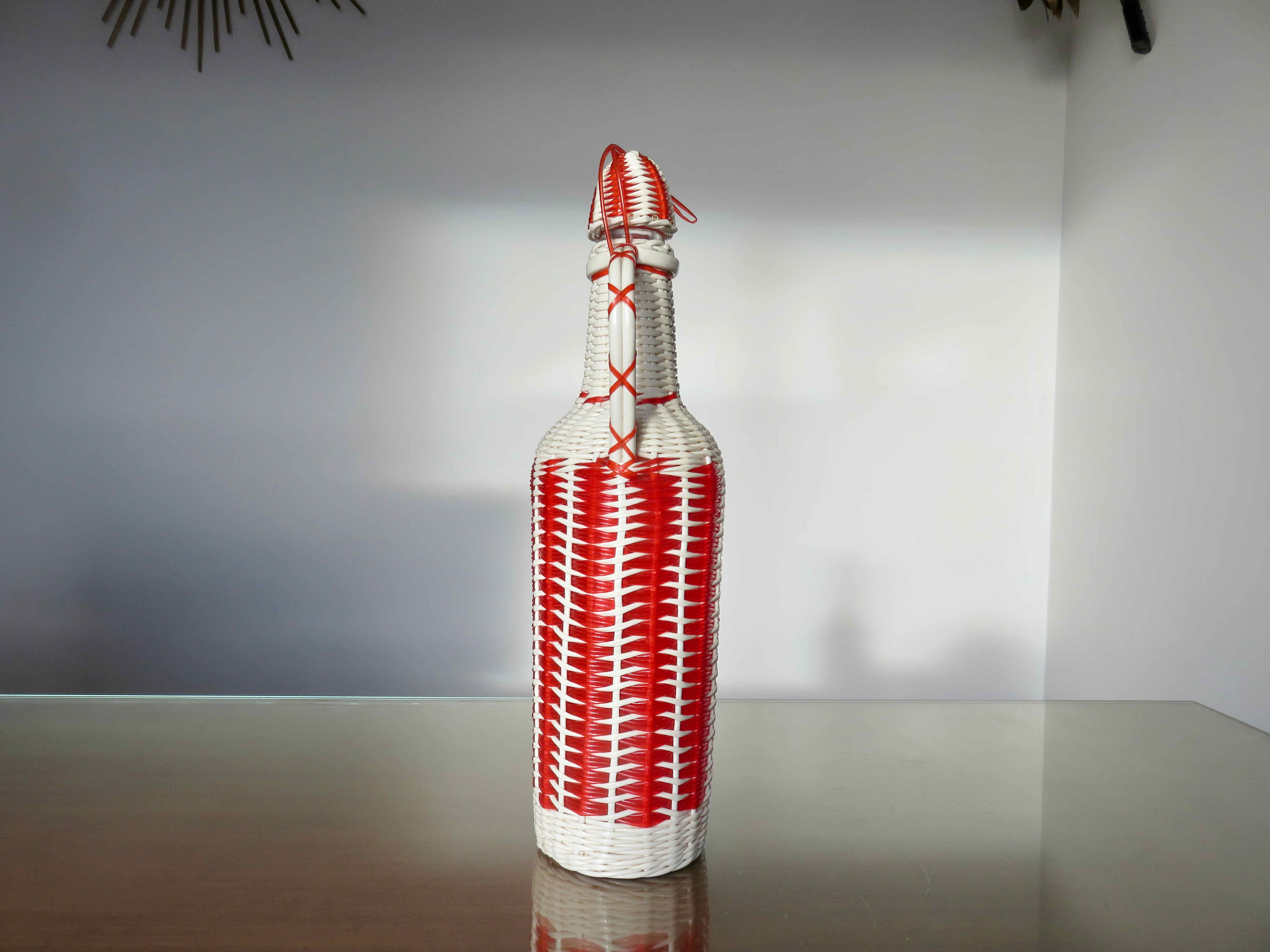 Bottle in red and white scoubidou 50-60s