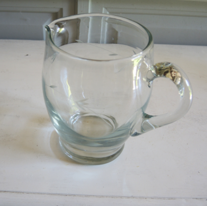 Service of 33 glasses on foot & carafe