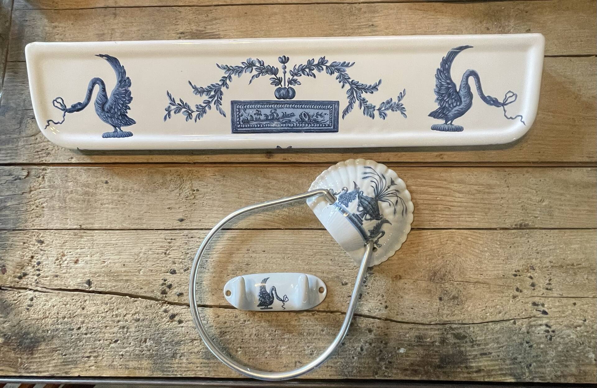 ensemble de salle de bain  signé Porcelaine de Paris