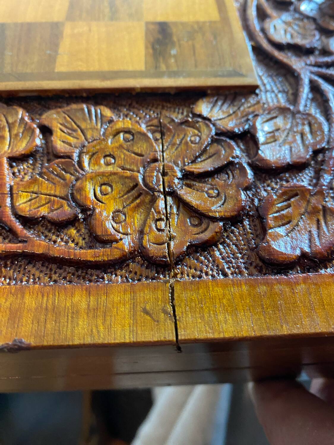 Chess and backgammon set in carved wood and marquetry