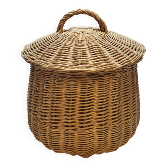 Large covered basket in woven wicker