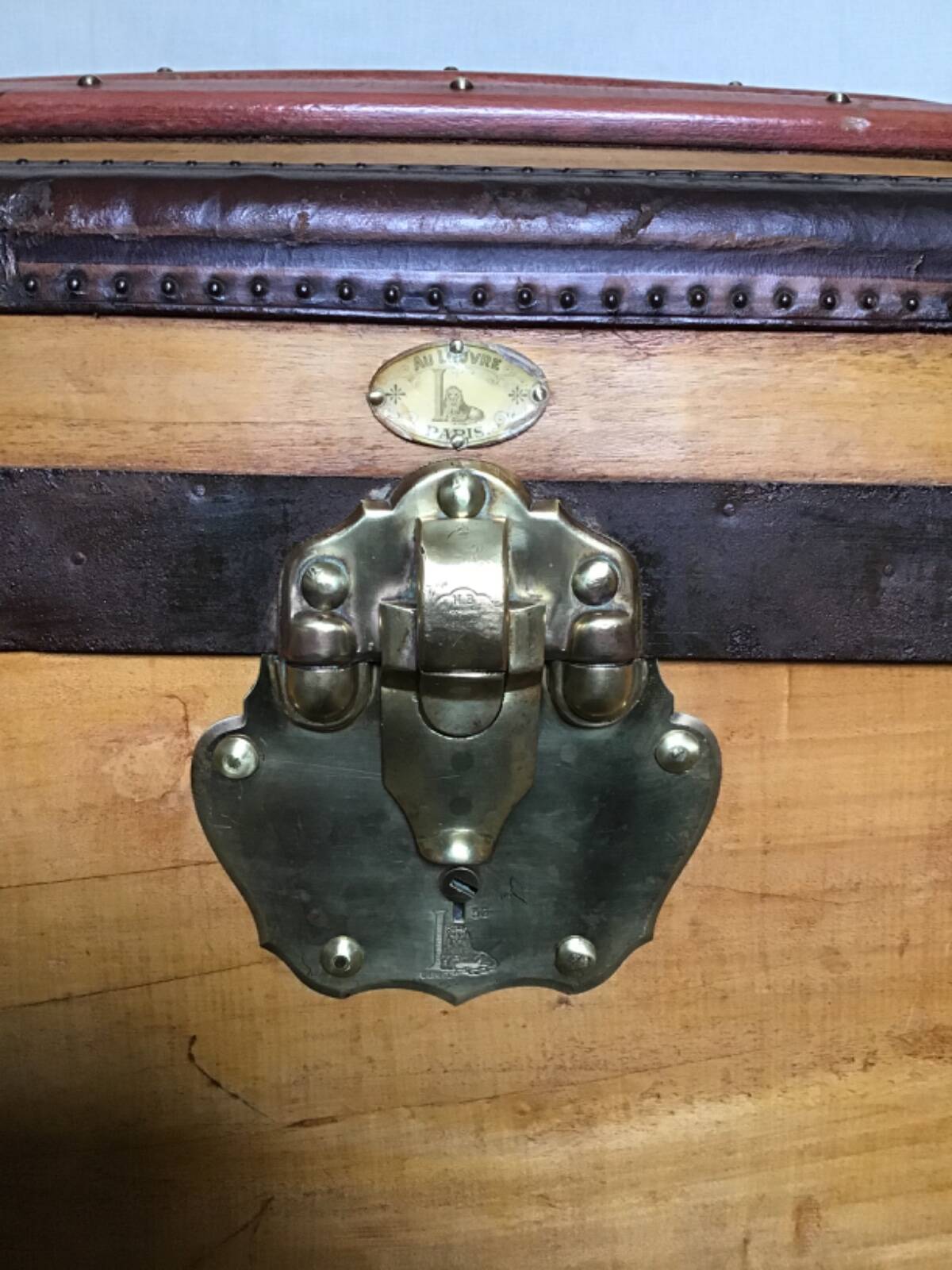 "Le Louvre Paris" curved trunk 70x50x65