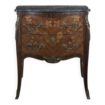 Commode galbée de style Louis XV en marqueterie florale dessus marbre noir