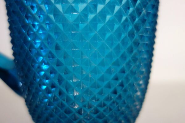 Pichet bleu en verre ciselé vintage