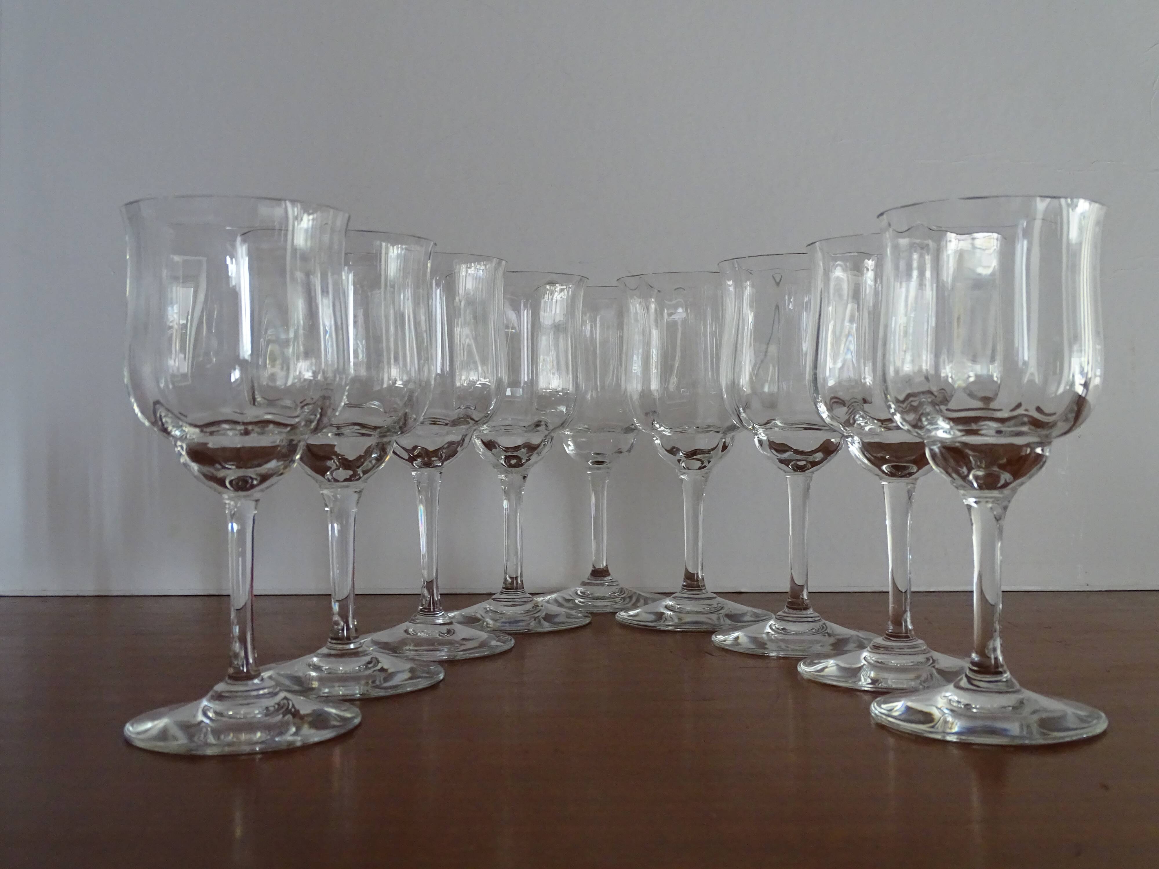9 Baccarat crystal red wine glasses, Capri model, signed - 15 cm