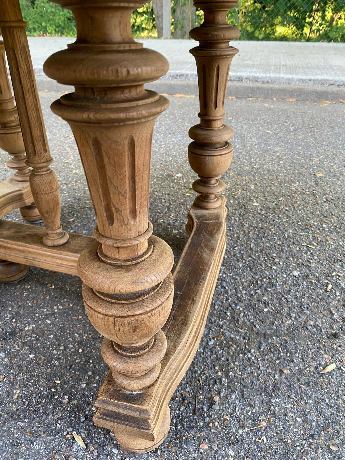 Henri II dining table stripped in solid oak from the 19th century.