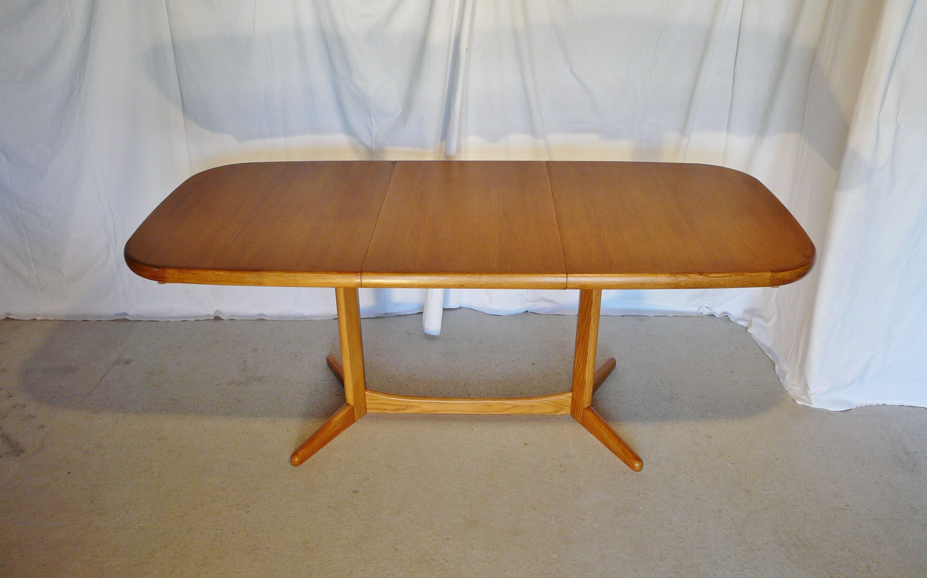 Scandinavian expandable rectangular table in teak