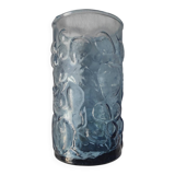 Verre bleu avec décor en relief de fruits